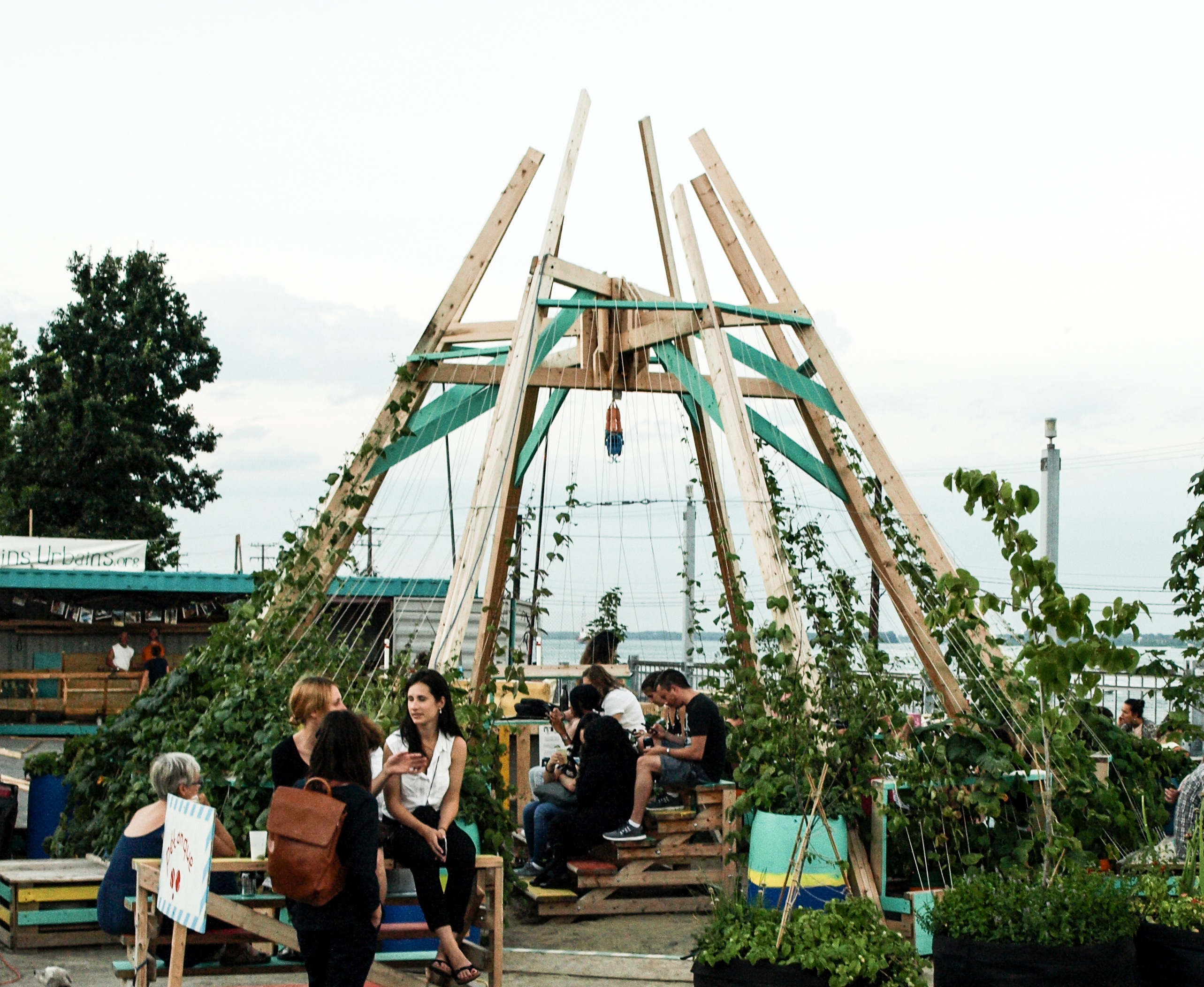 Casse-routine À la Montréal : Village au pied de courant